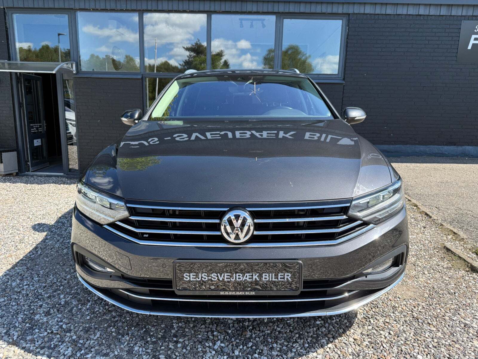 Grå VW Passat fra 2020
