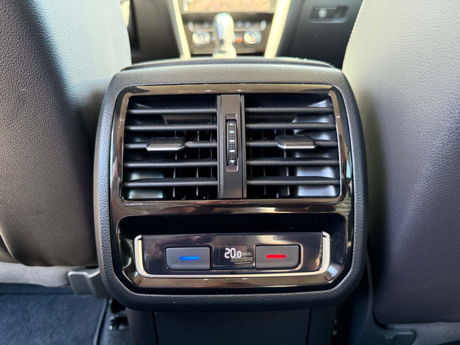 Grå VW Passat fra 2020