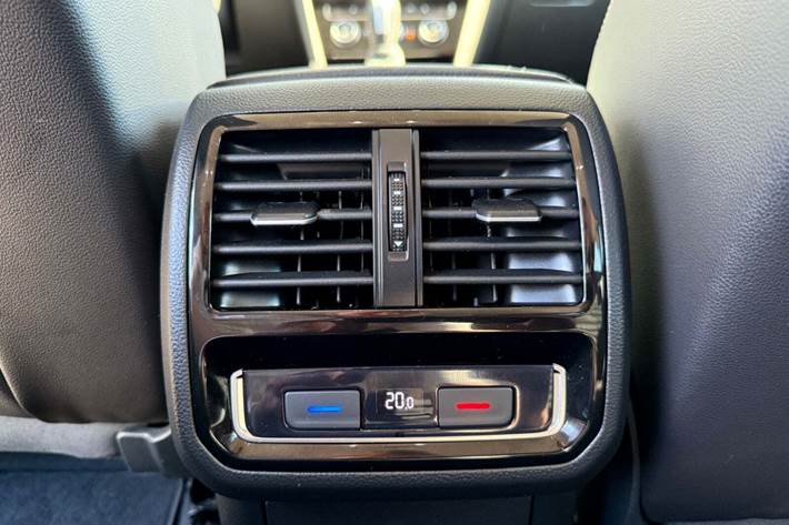 Grå VW Passat fra 2020