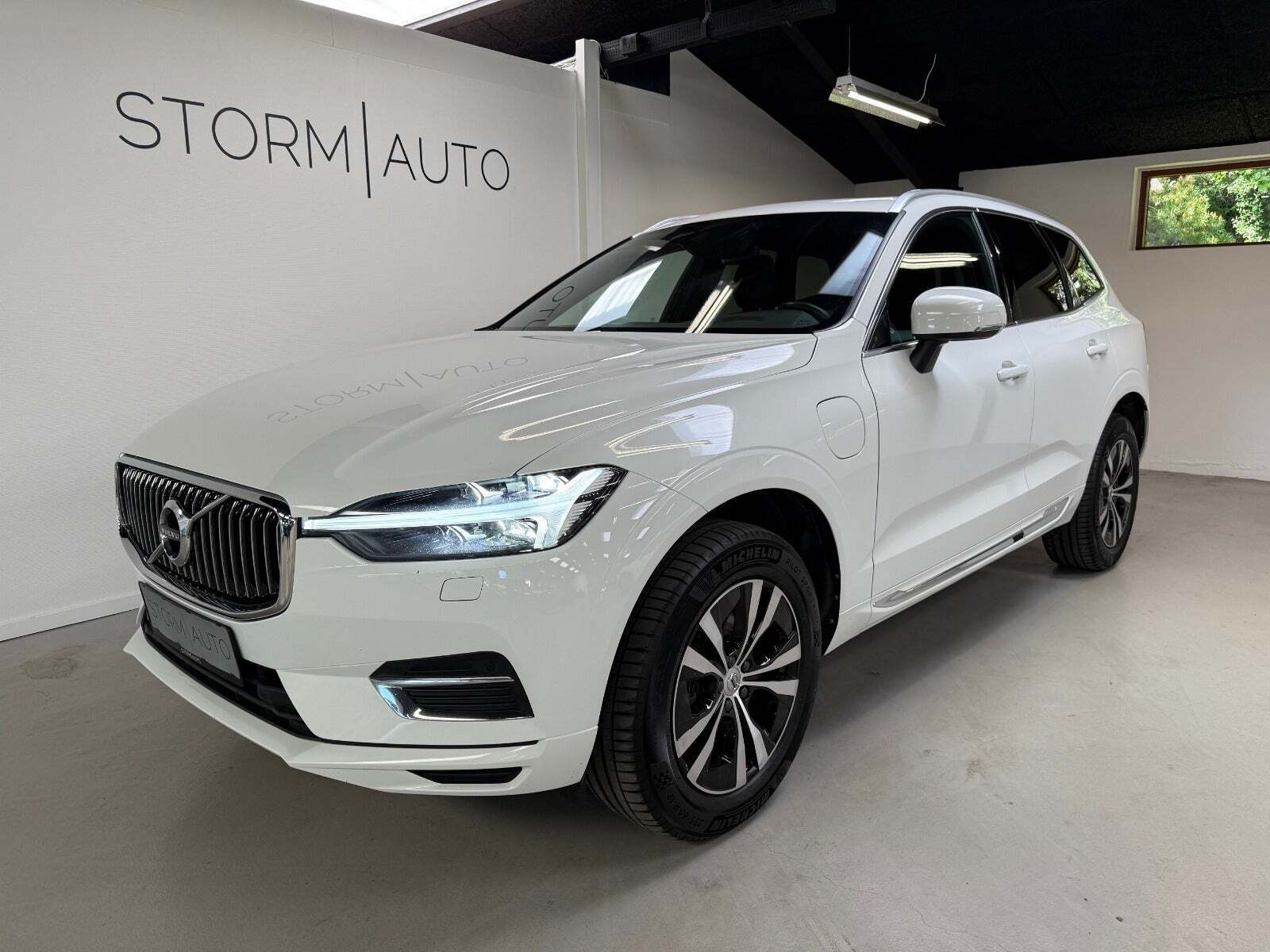 Hvid Volvo XC60 fra 2021 set udefra