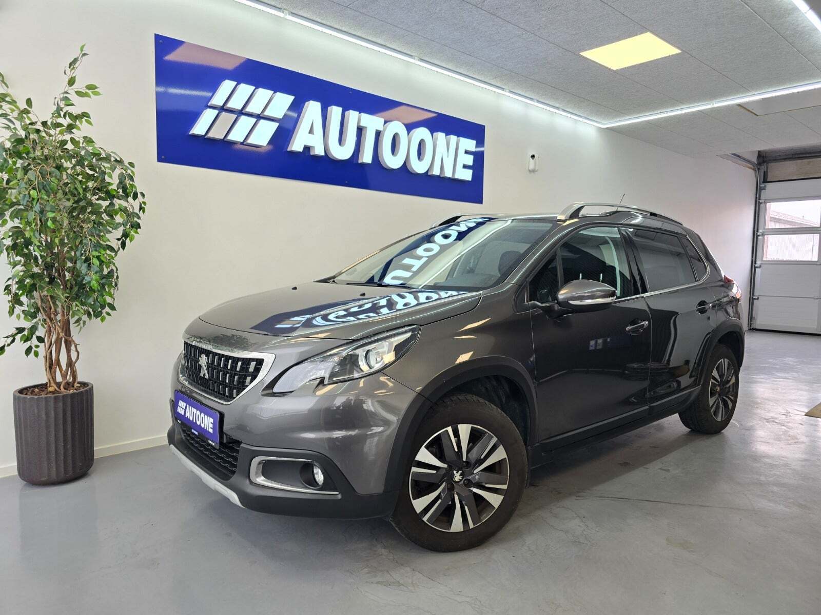 Grå Peugeot 2008 fra 2019 set udefra