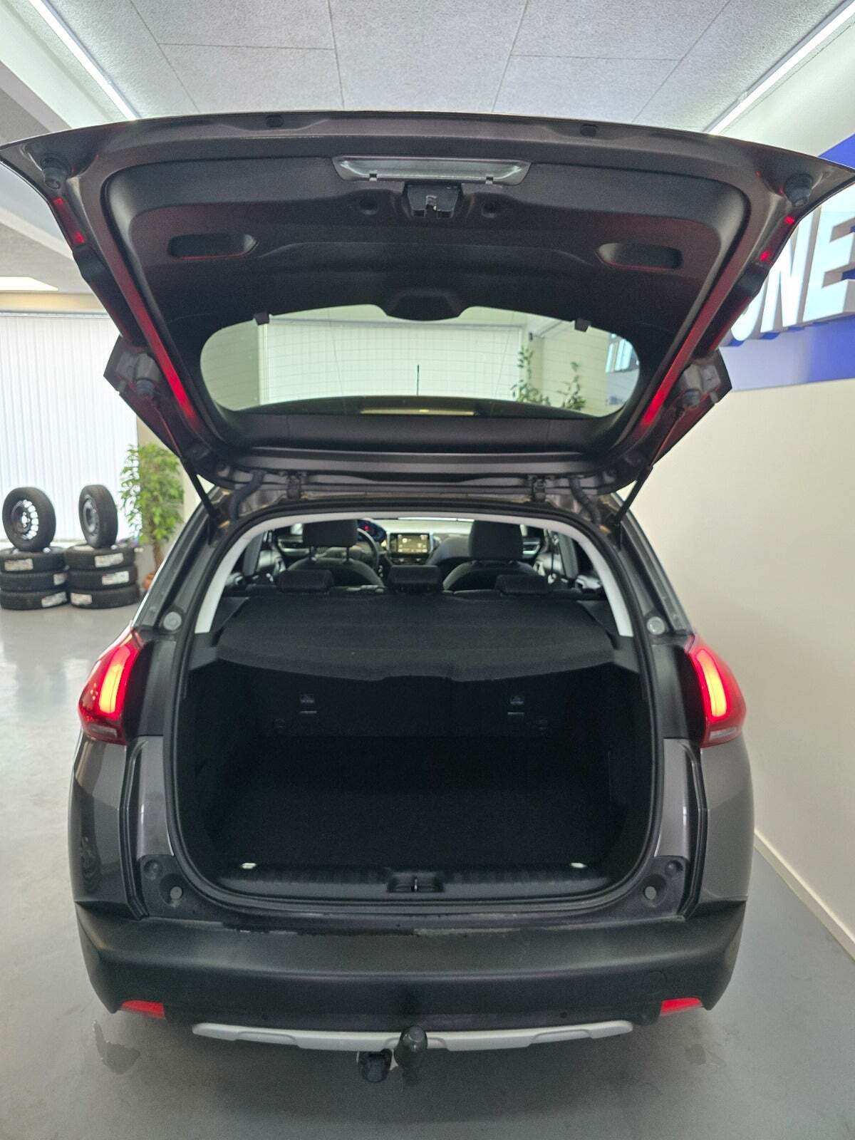 Grå Peugeot 2008 fra 2019