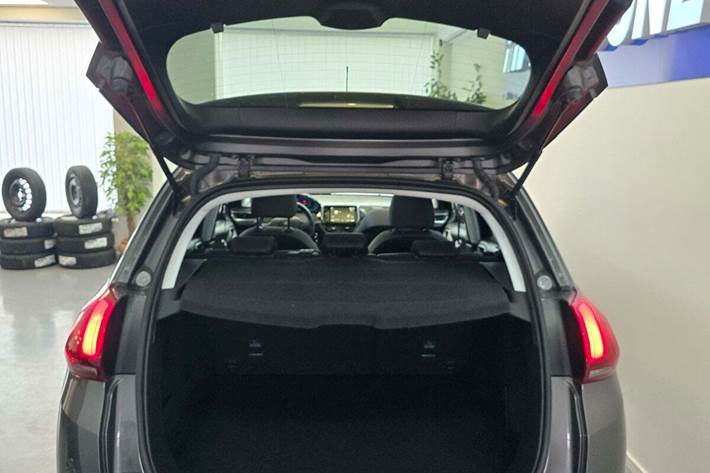 Grå Peugeot 2008 fra 2019