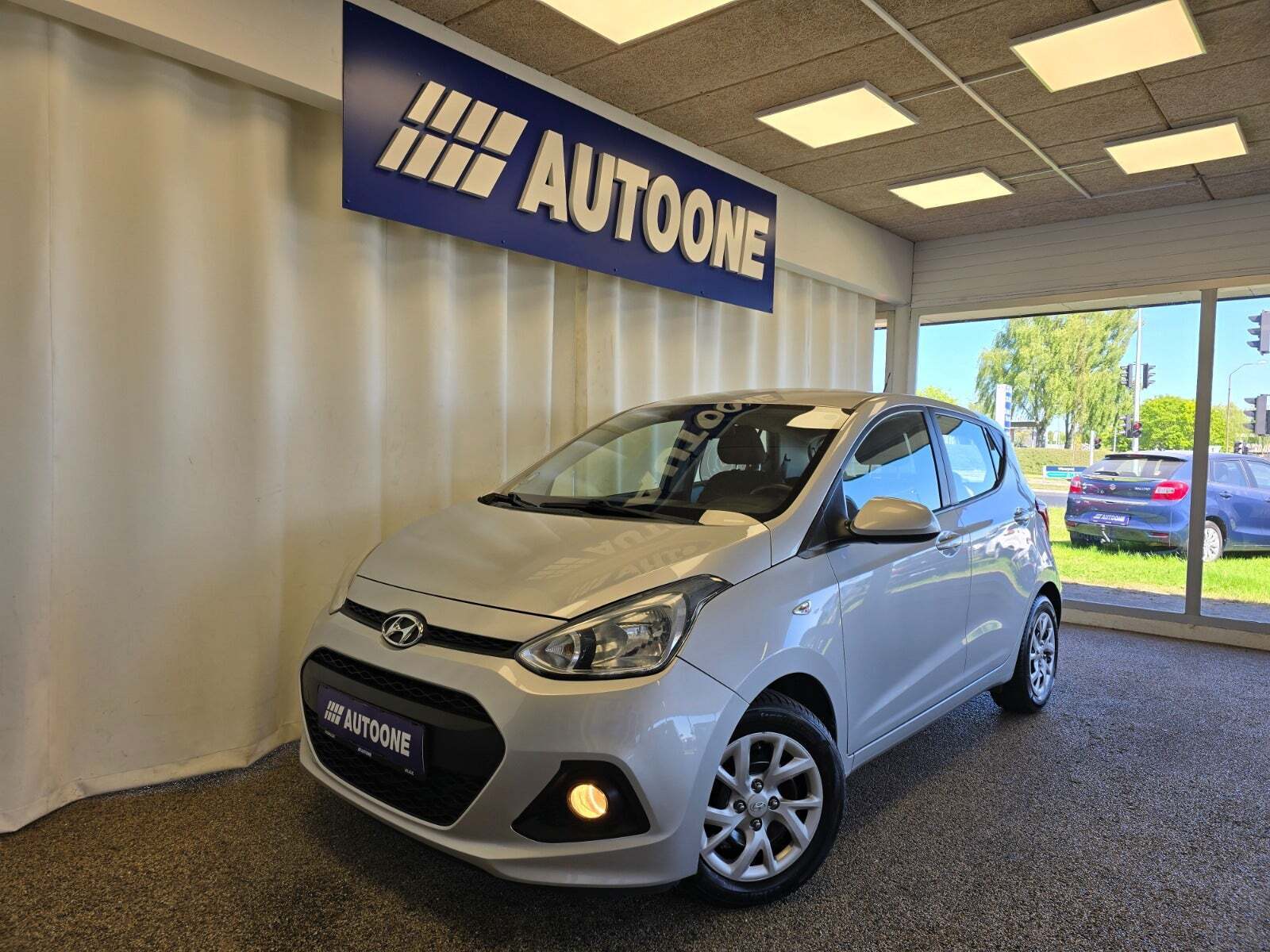Sølv Hyundai i10 fra 2019 set udefra