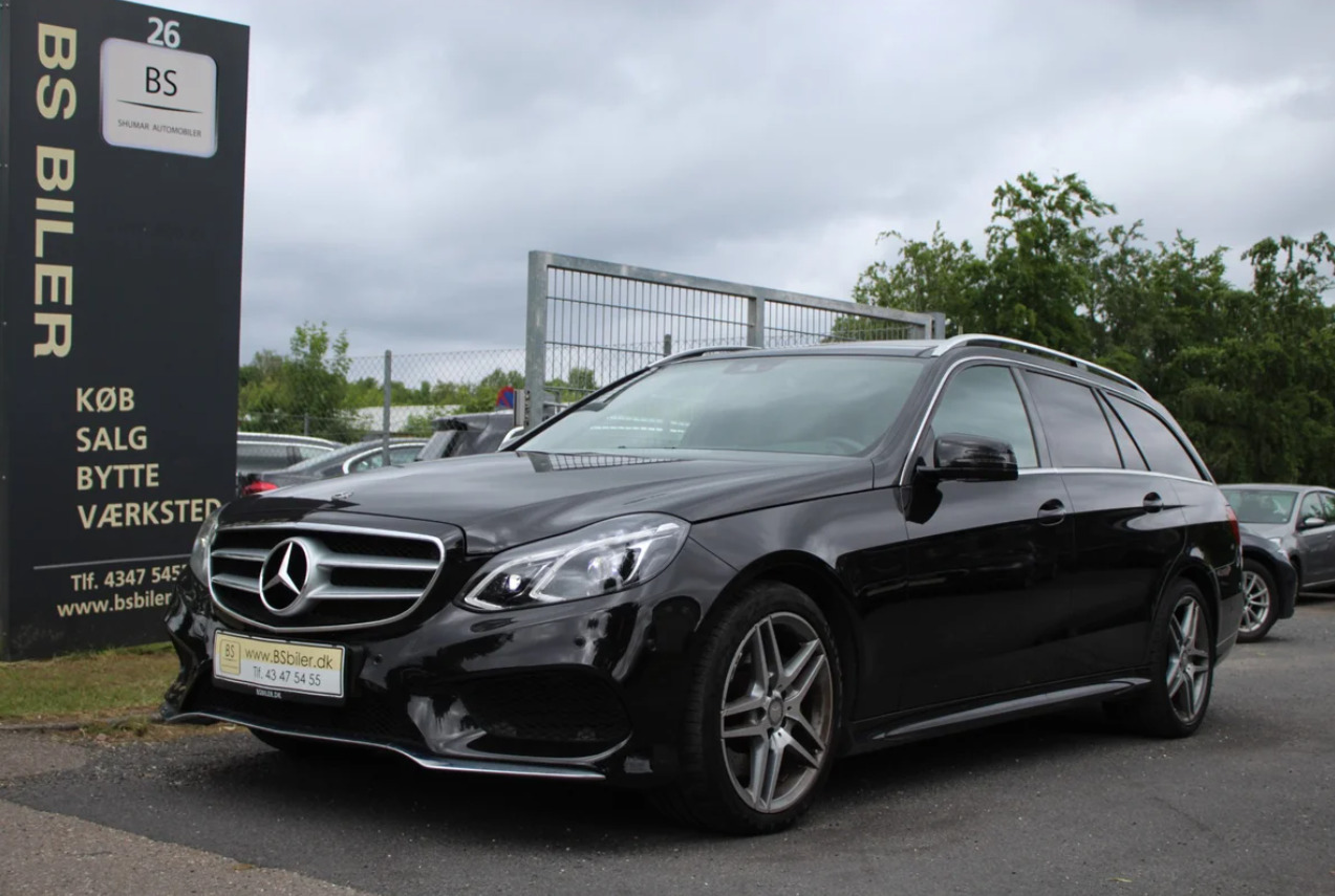 Sort Mercedes E350 fra 2013 set udefra