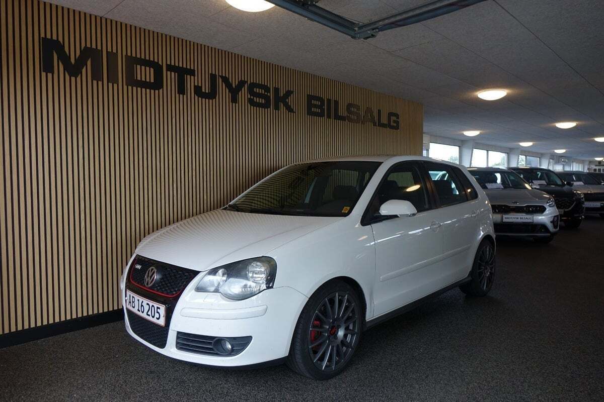 Hvid VW Polo fra 2009 set udefra
