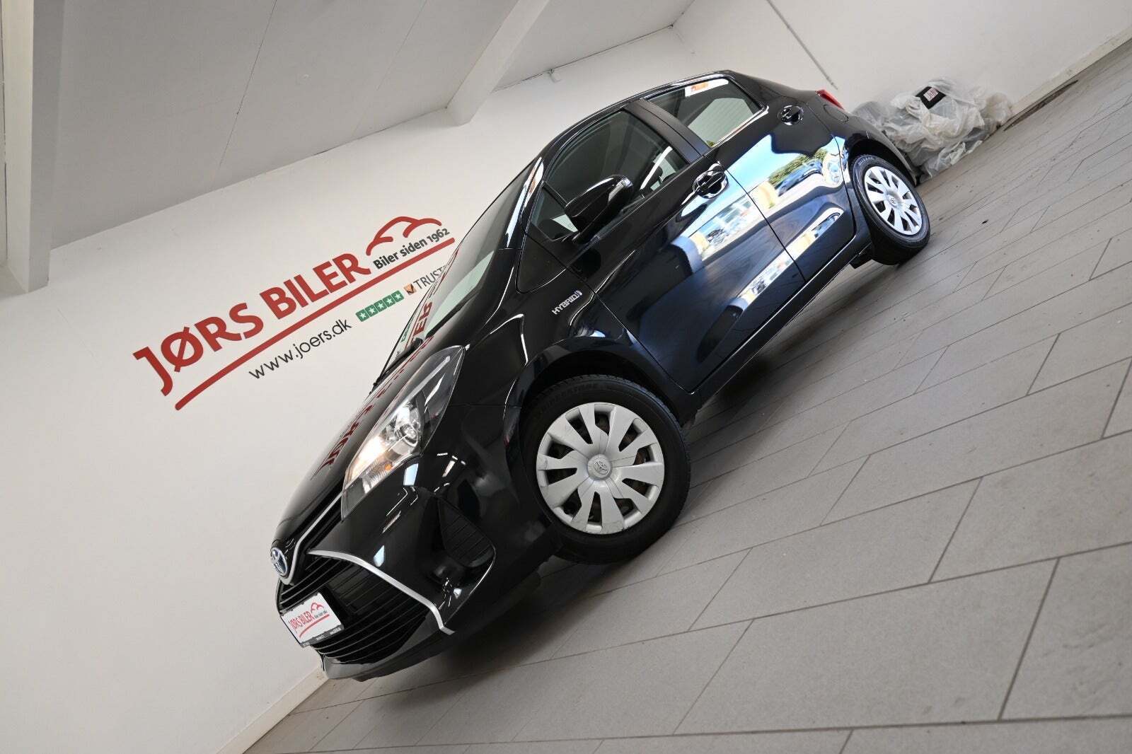 Sort Toyota Yaris fra 2017 set udefra
