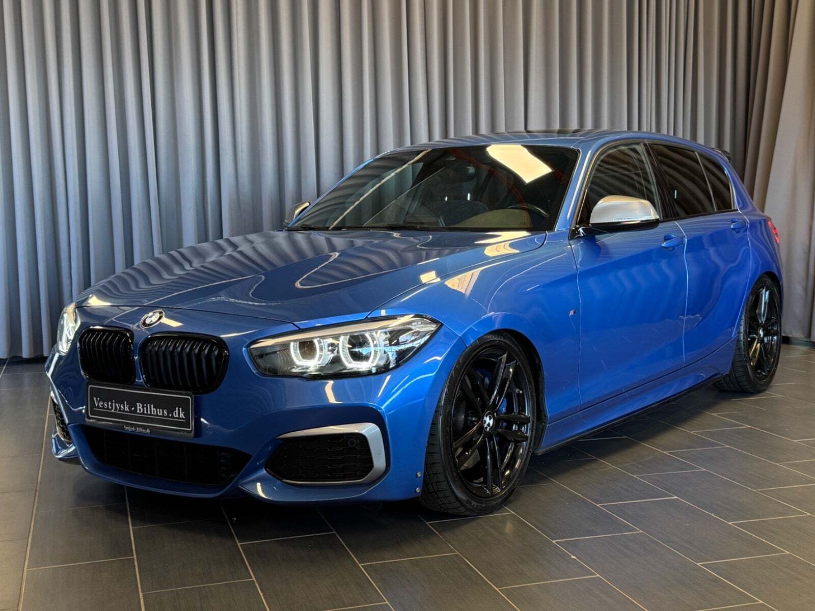 Blå BMW M140i fra 2018 set udefra
