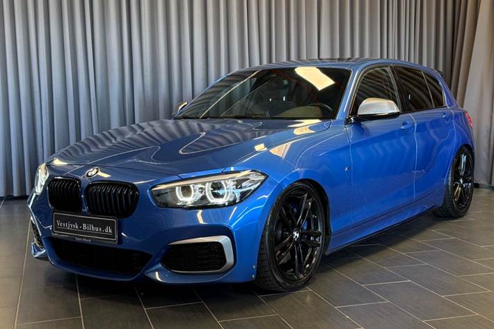 Blå BMW M140i fra 2018 set udefra