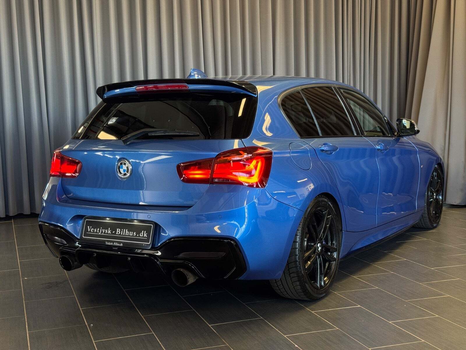 Blå BMW M140i fra 2018