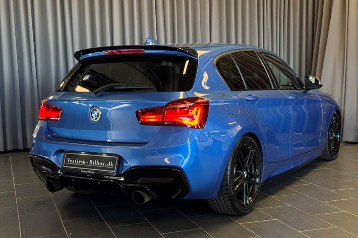 Blå BMW M140i fra 2018