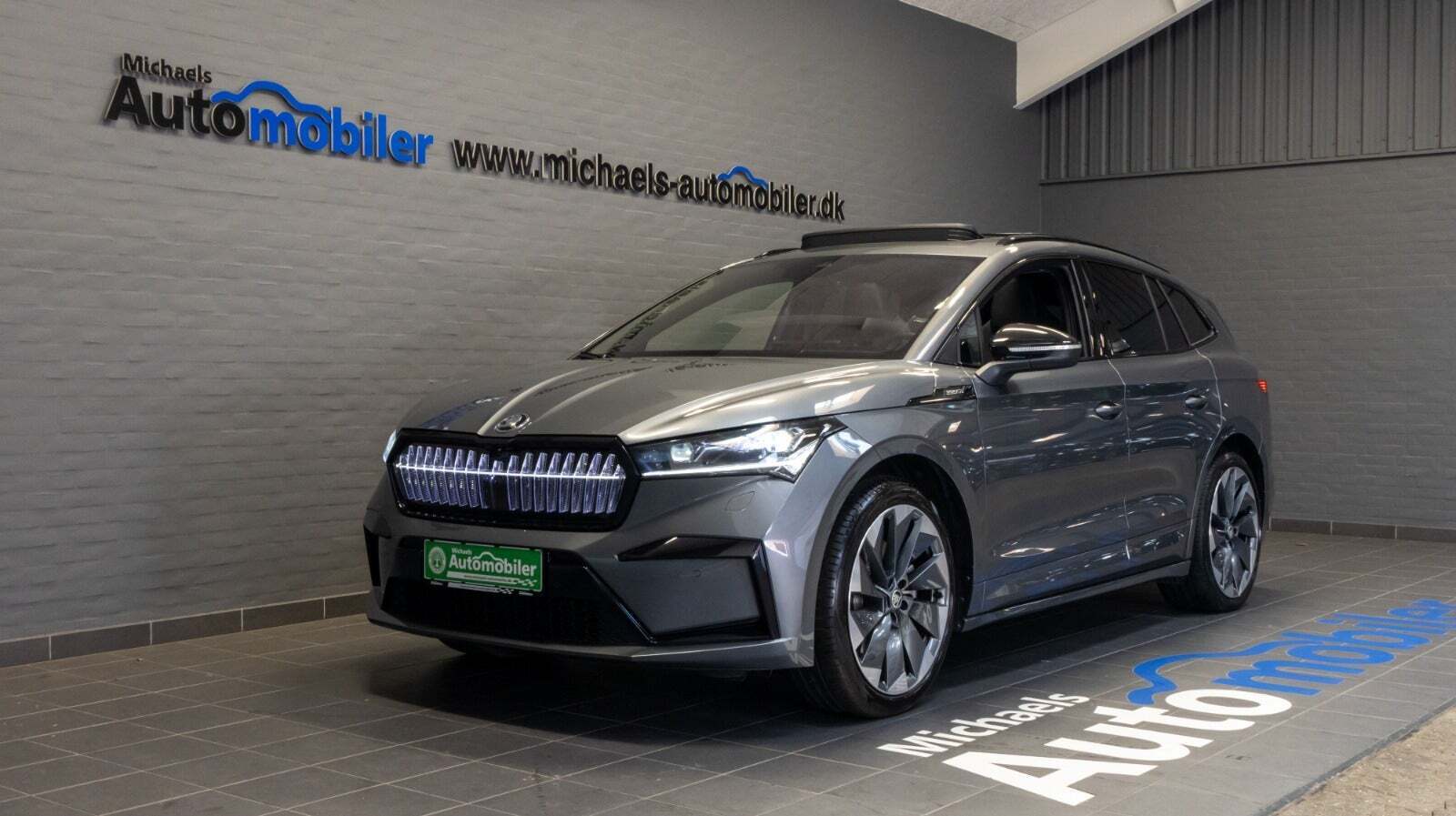 Grå Skoda Enyaq fra 2024 set udefra