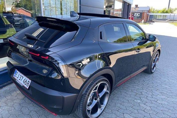 Sort Alfa Romeo Junior fra 2025