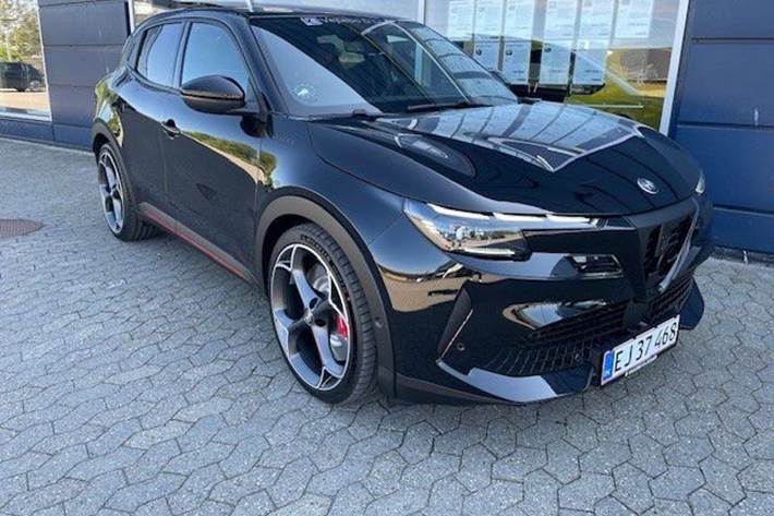 Sort Alfa Romeo Junior fra 2025