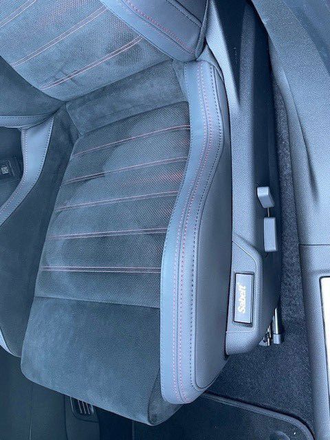 Sort Alfa Romeo Junior fra 2025