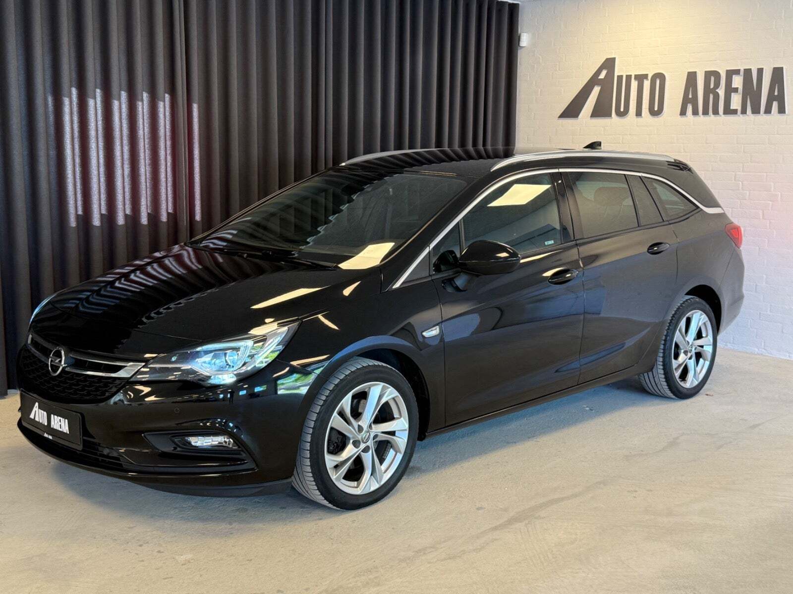 Sort Opel Astra fra 2017 set udefra