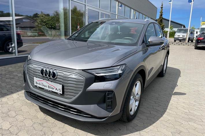 Grå Audi Q4 e-tron fra 2022 set udefra