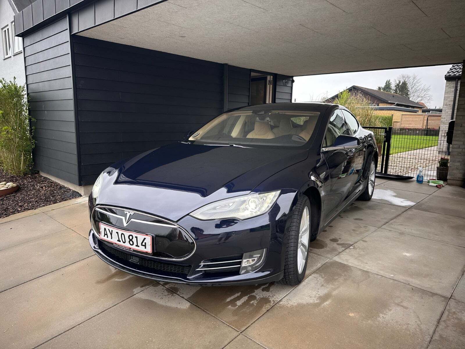 Beige Tesla Model S fra 2015