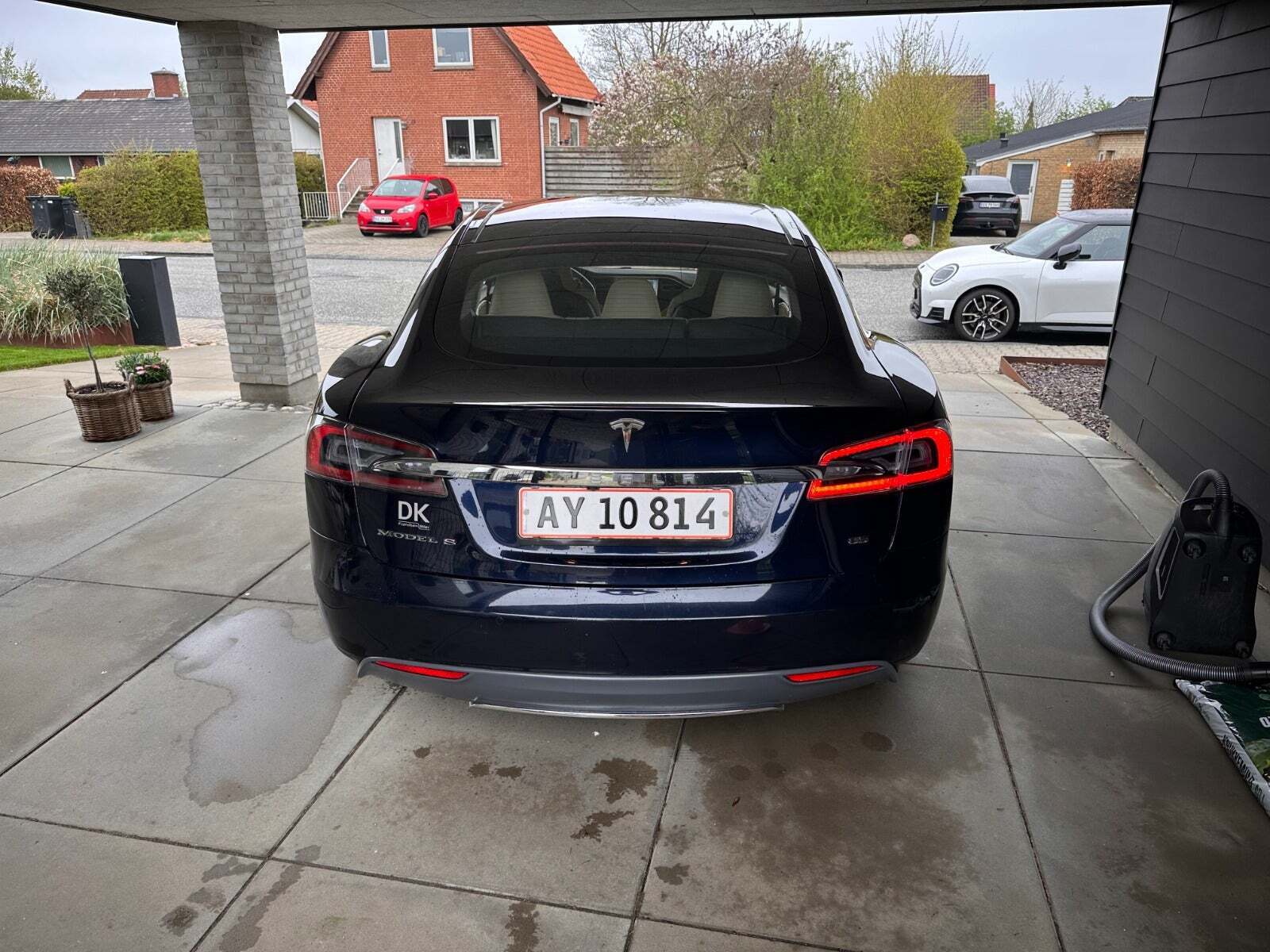 Beige Tesla Model S fra 2015
