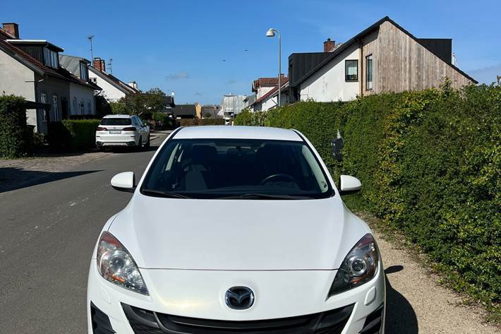 Hvid Mazda 3 fra 2010