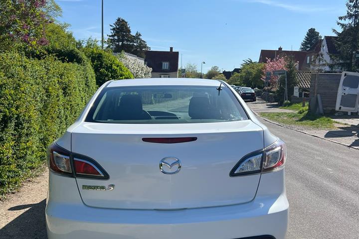 Hvid Mazda 3 fra 2010