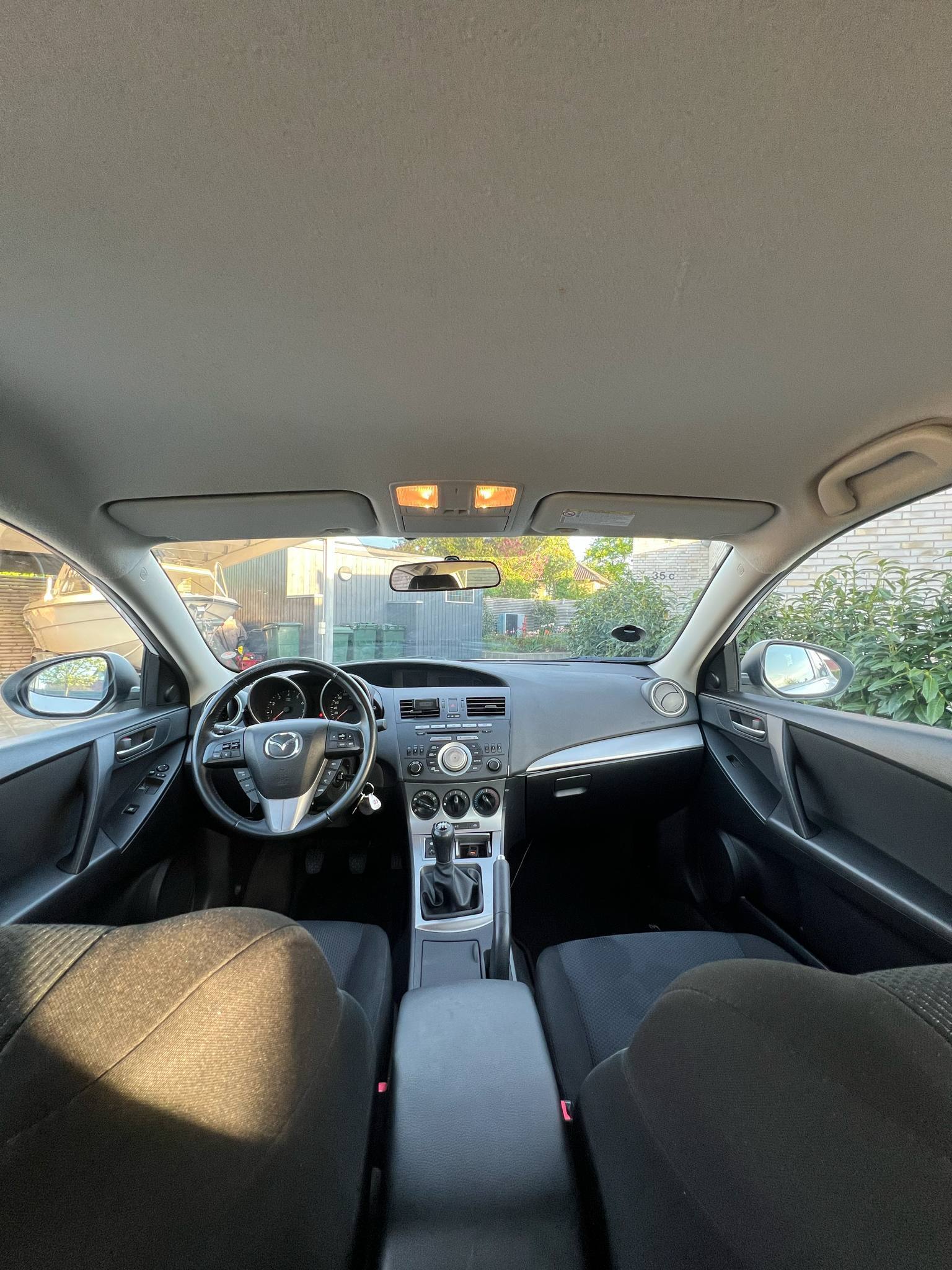 Hvid Mazda 3 fra 2010