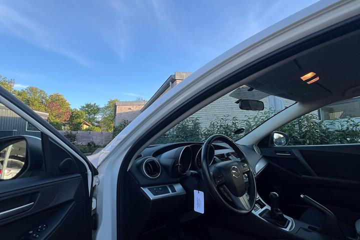Hvid Mazda 3 fra 2010