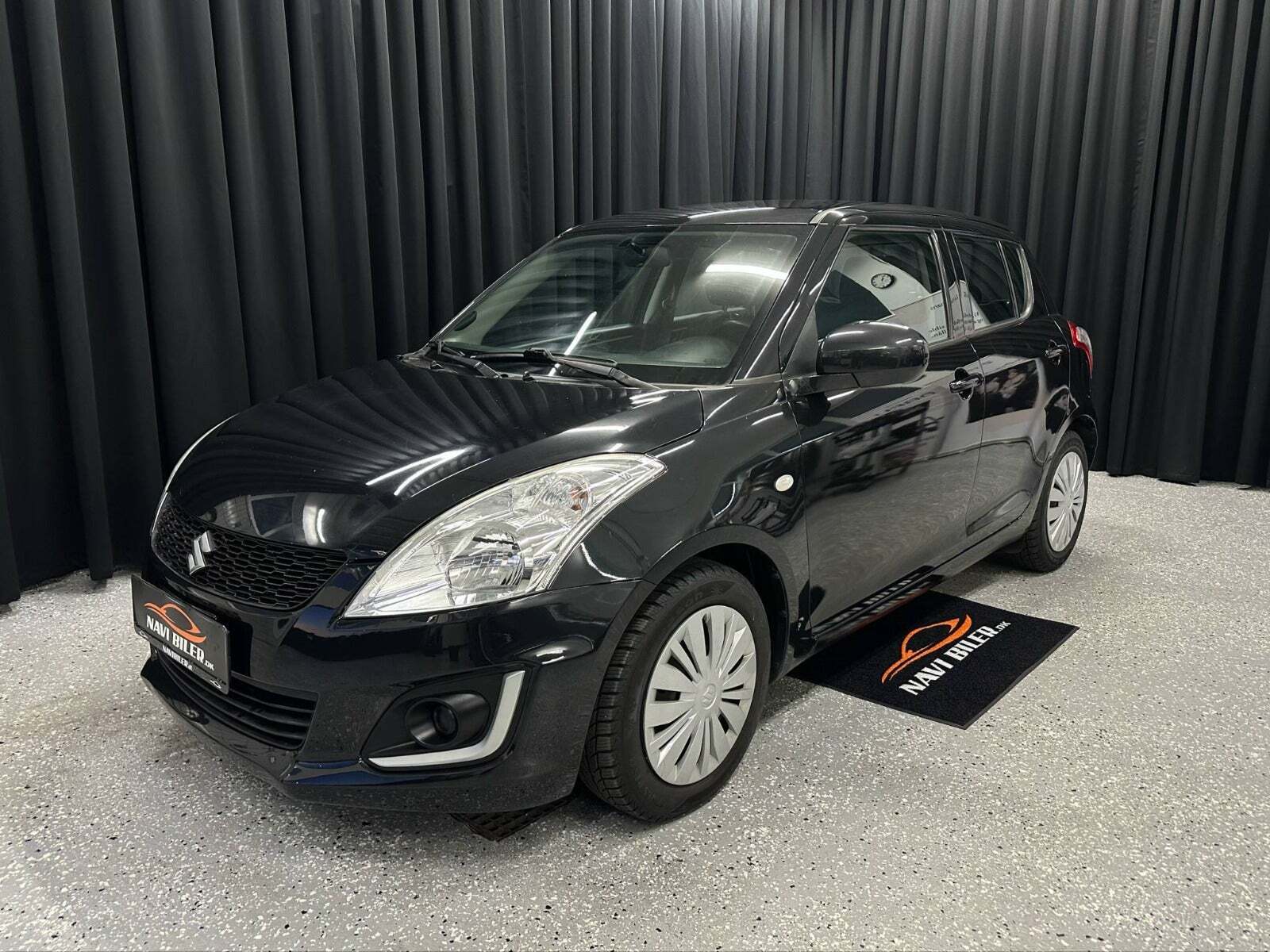 Sort Suzuki Swift fra 2015 set udefra