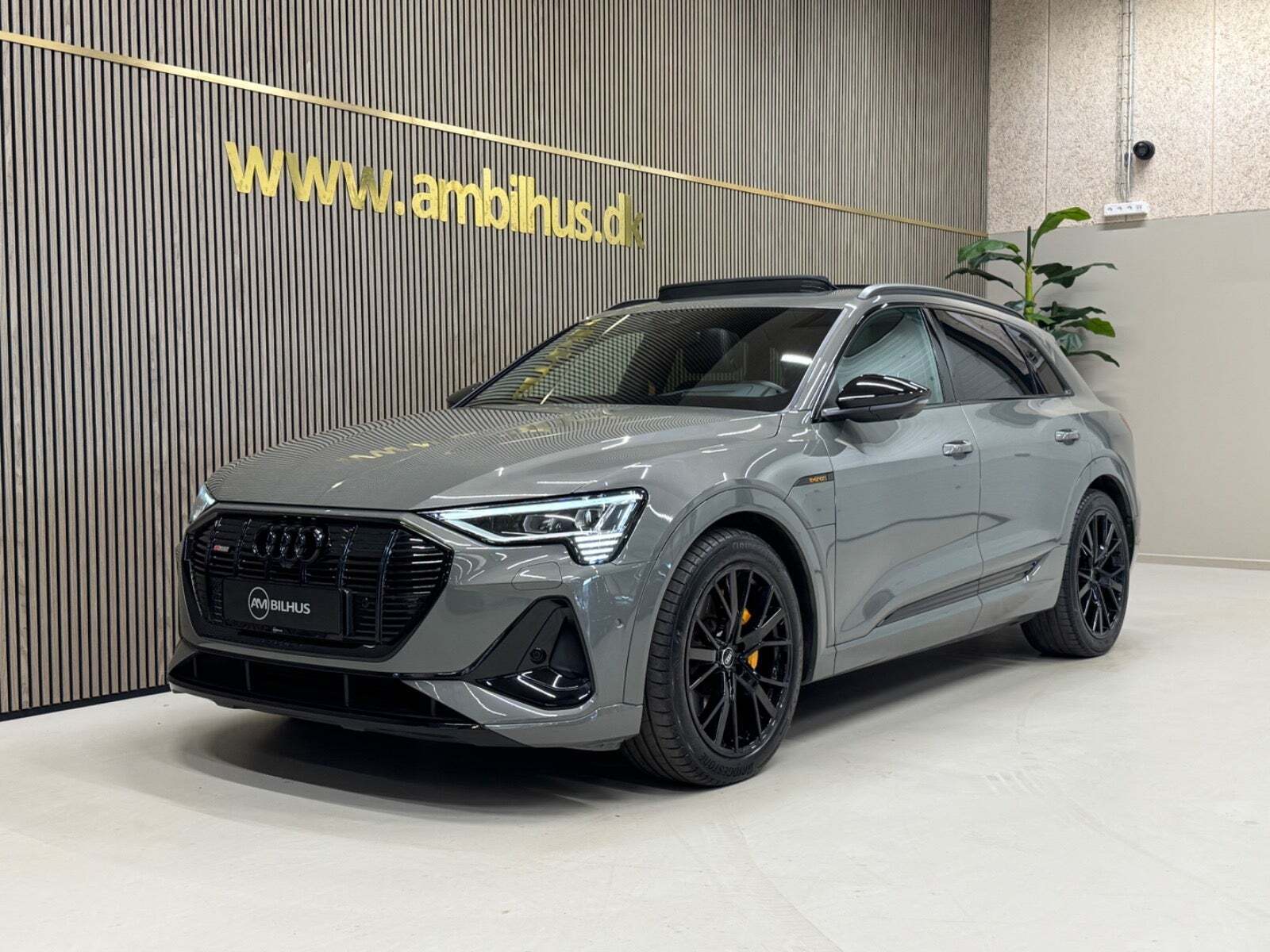 Grå Audi e-tron fra 2022 set udefra