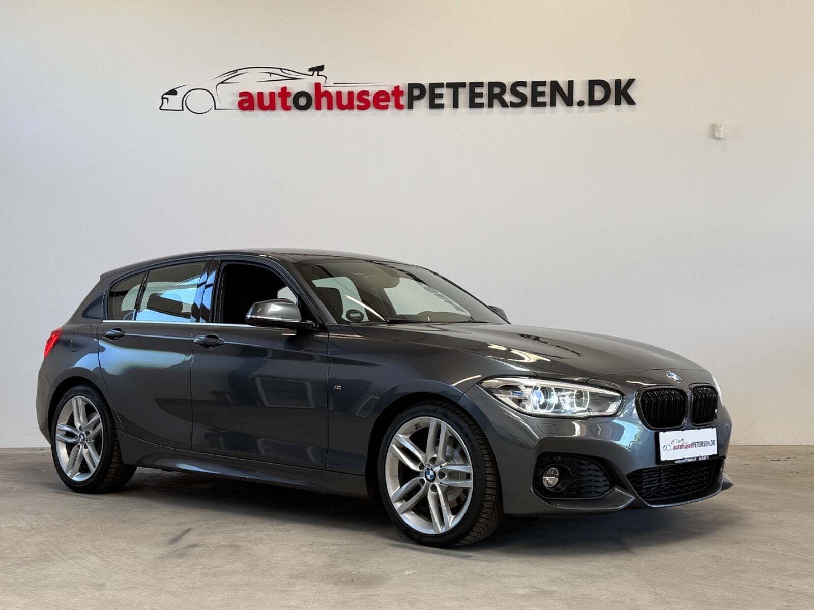 Grå BMW 120d fra 2017 set udefra