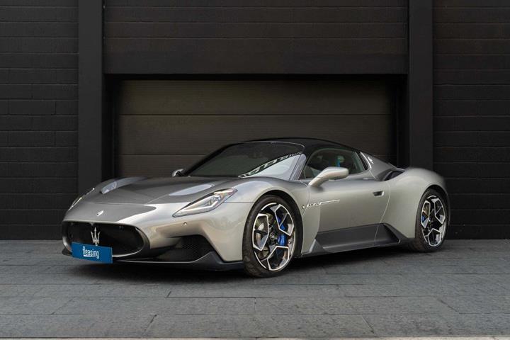 Grå Maserati MC20 fra 2022 set udefra