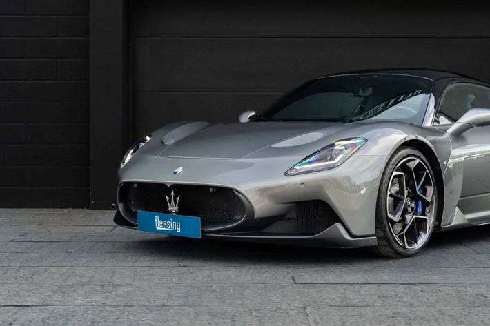 Grå Maserati MC20 fra 2022 set udefra