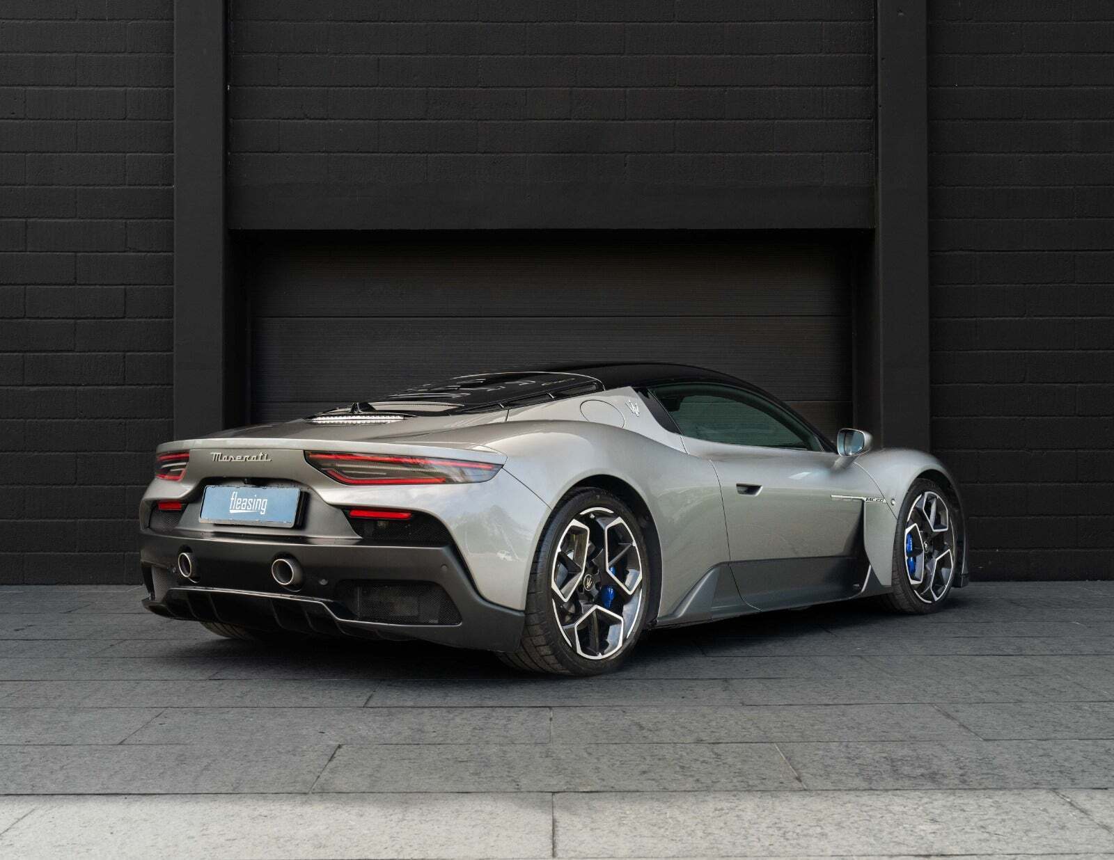 Grå Maserati MC20 fra 2022 set udefra