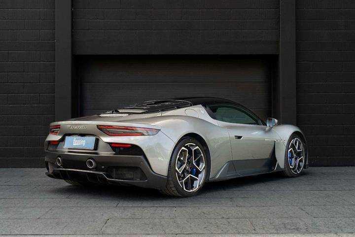 Grå Maserati MC20 fra 2022 set udefra