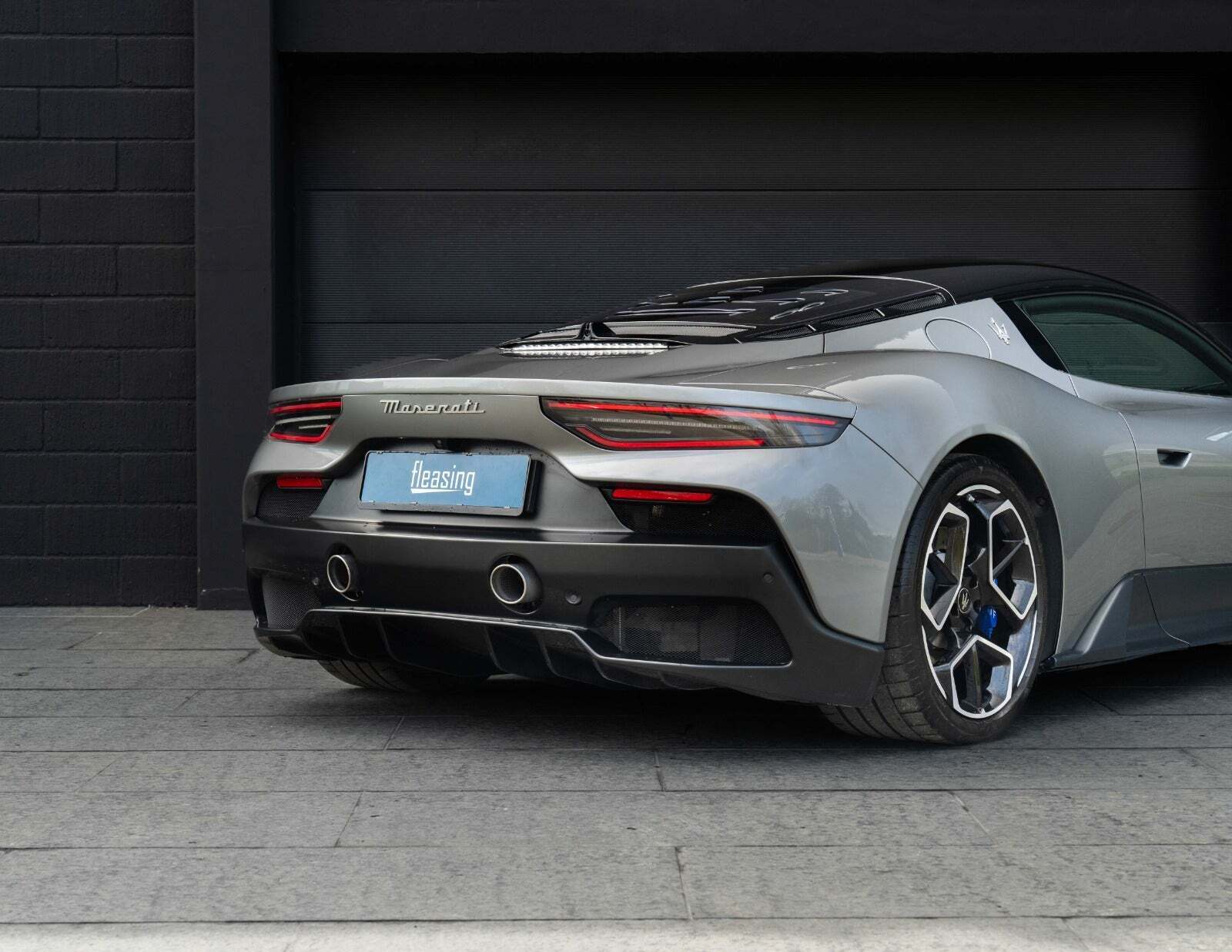Grå Maserati MC20 fra 2022 set udefra