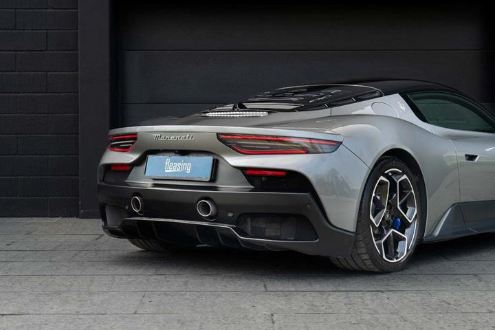 Grå Maserati MC20 fra 2022 set udefra