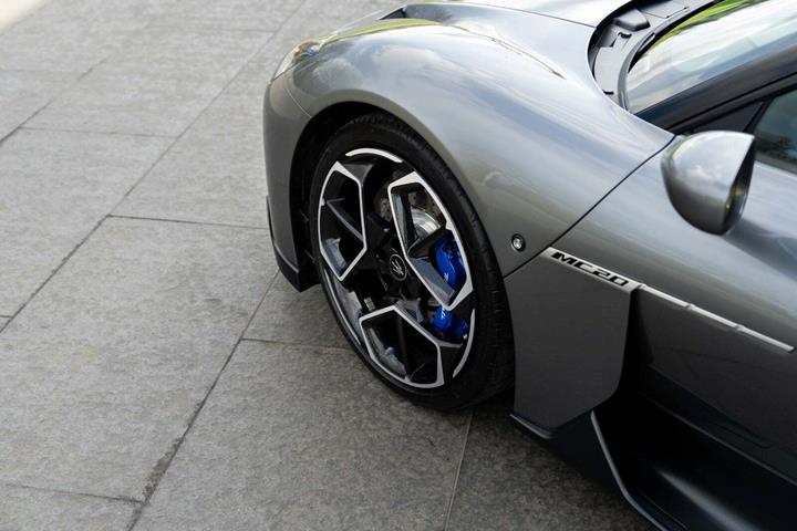 Grå Maserati MC20 fra 2022 set udefra
