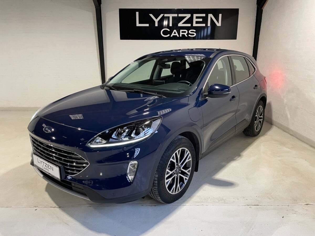 Blå Ford Kuga fra 2020 set udefra