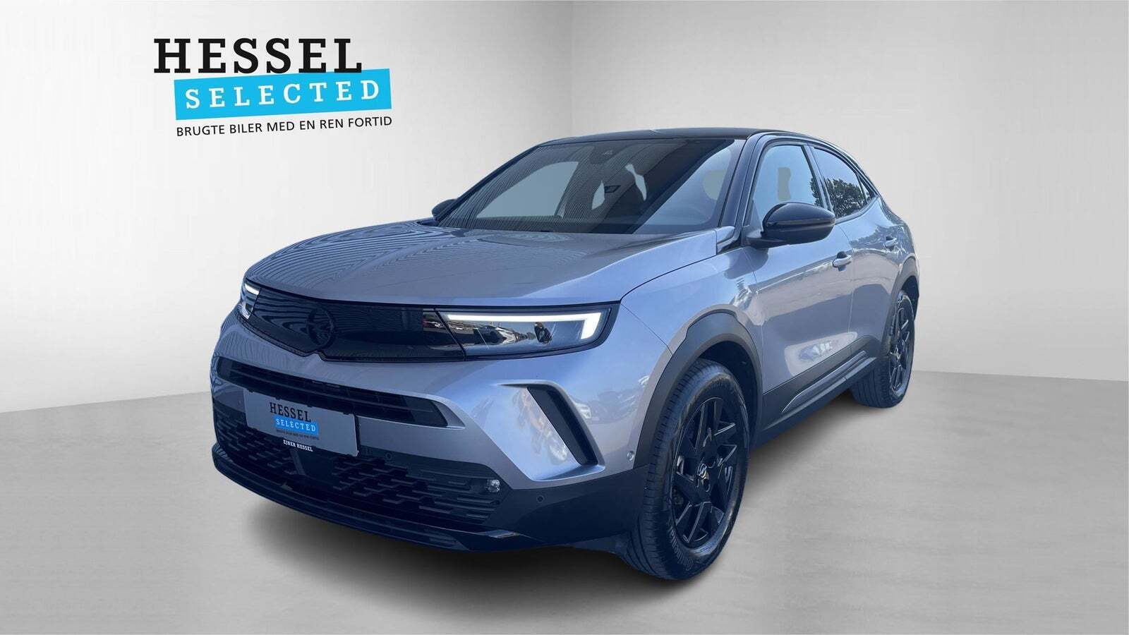 Grå Opel Mokka-e fra 2023 set udefra