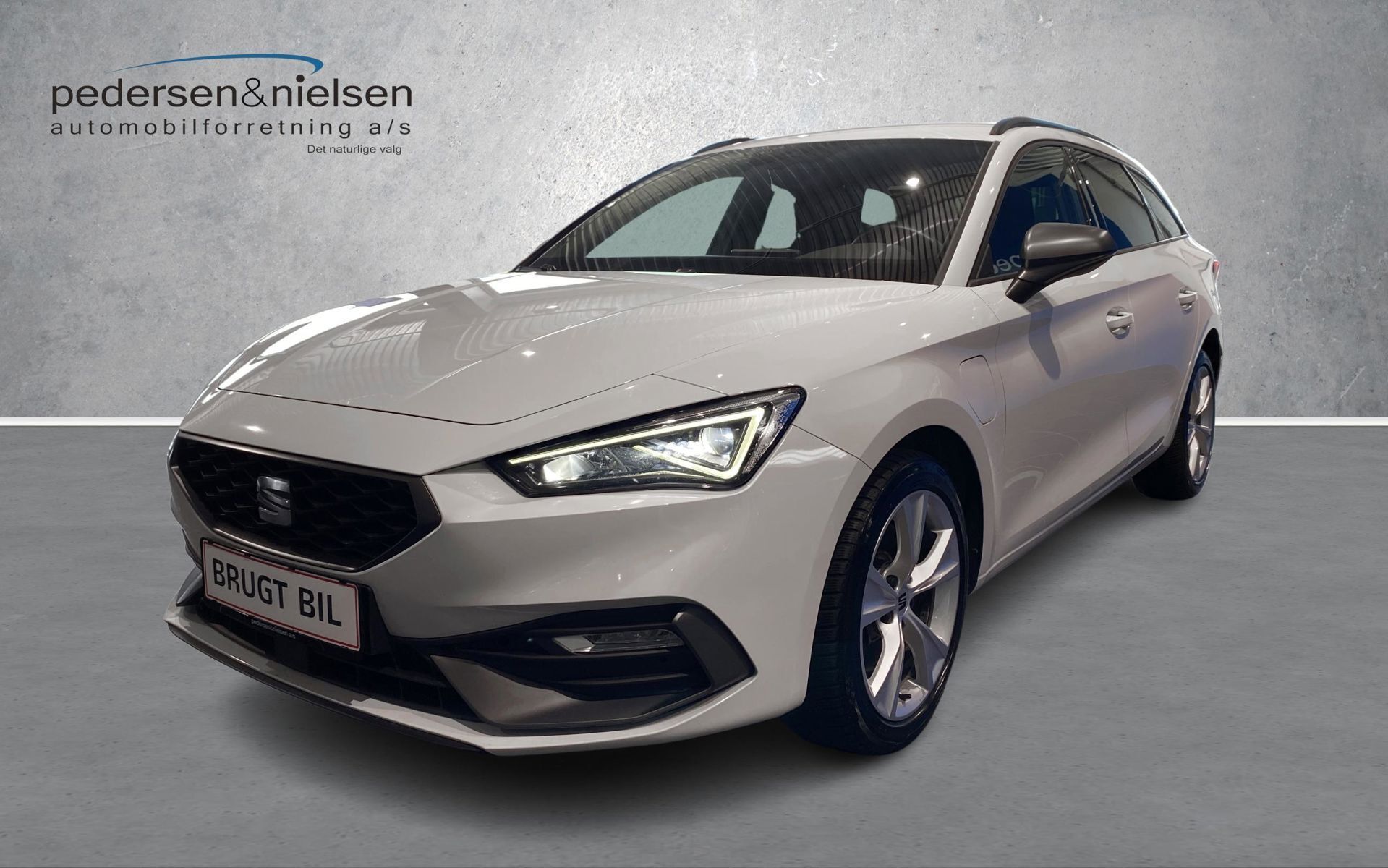 Hvid Seat Leon fra 2021 set udefra