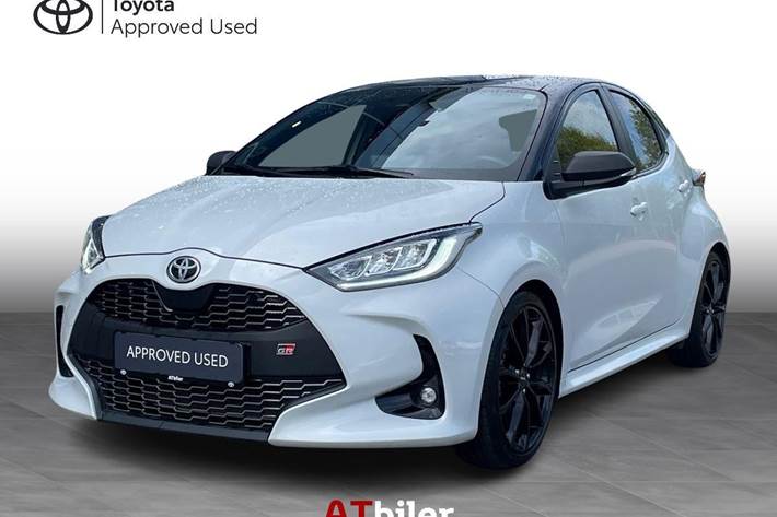 Grå Toyota Yaris fra 2022 set udefra