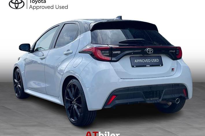 Grå Toyota Yaris fra 2022