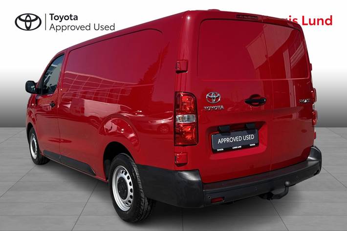 Rød Toyota ProAce fra 2023