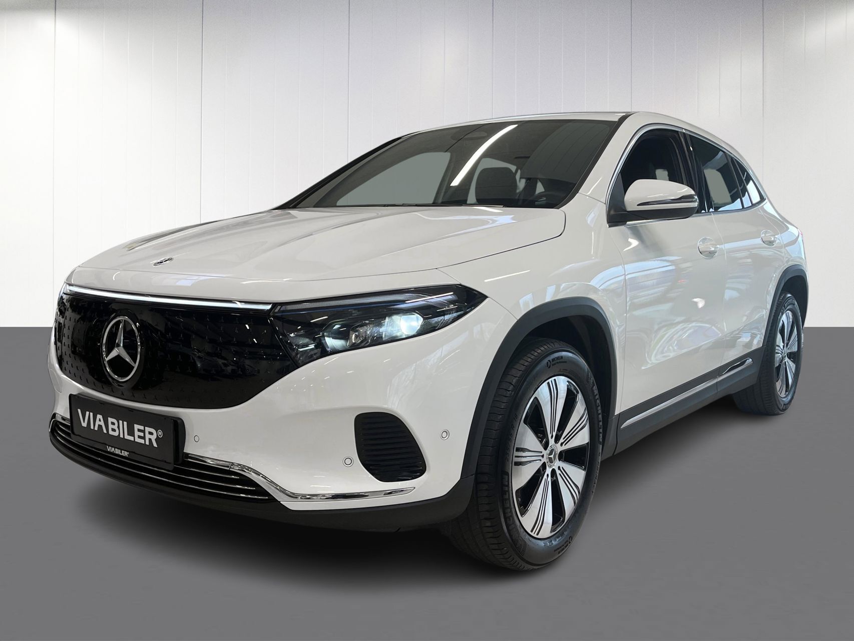 Hvid Mercedes EQA 250+ fra 2024 set udefra