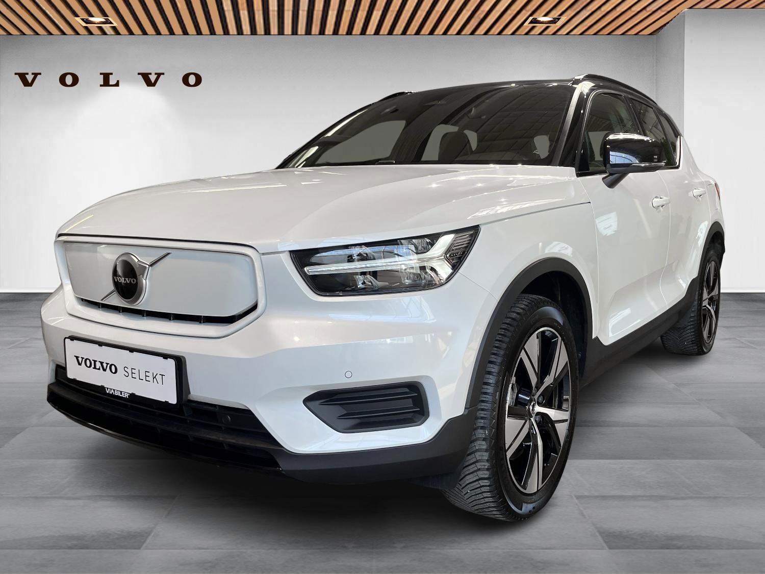 Hvid Volvo XC40 fra 2022 set udefra
