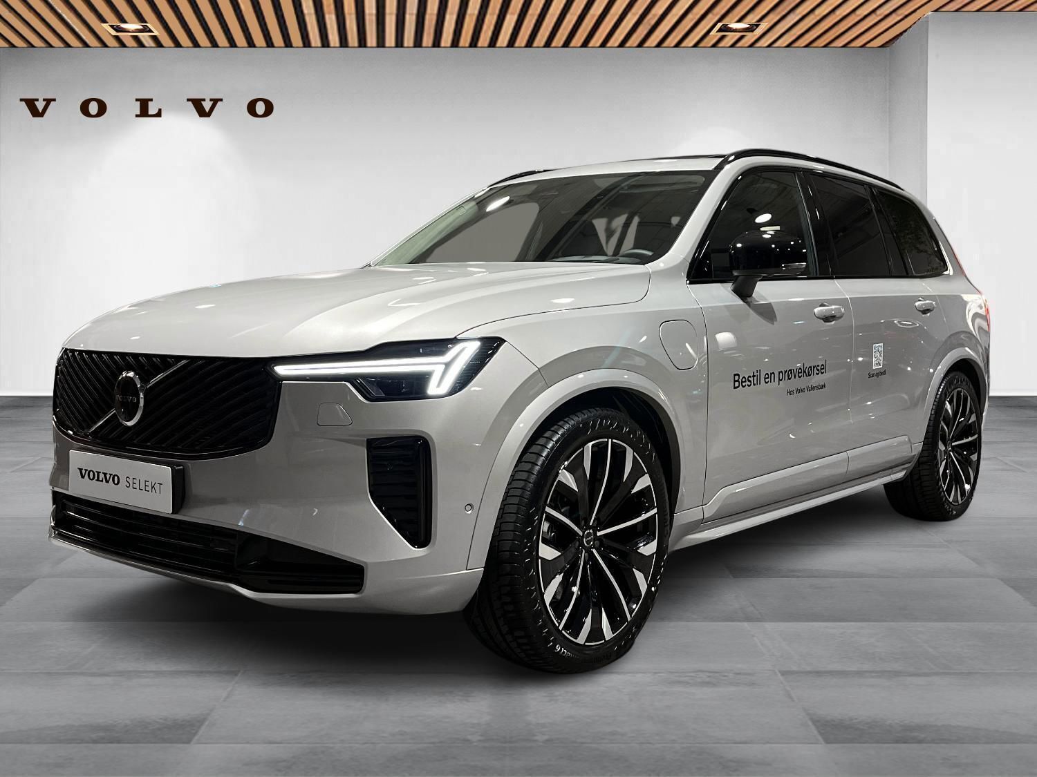 Sølv Volvo XC90 fra 2024 set udefra