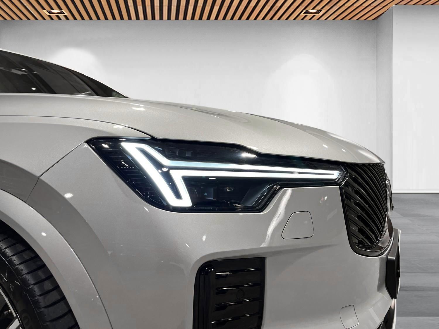 Sølv Volvo XC90 fra 2024