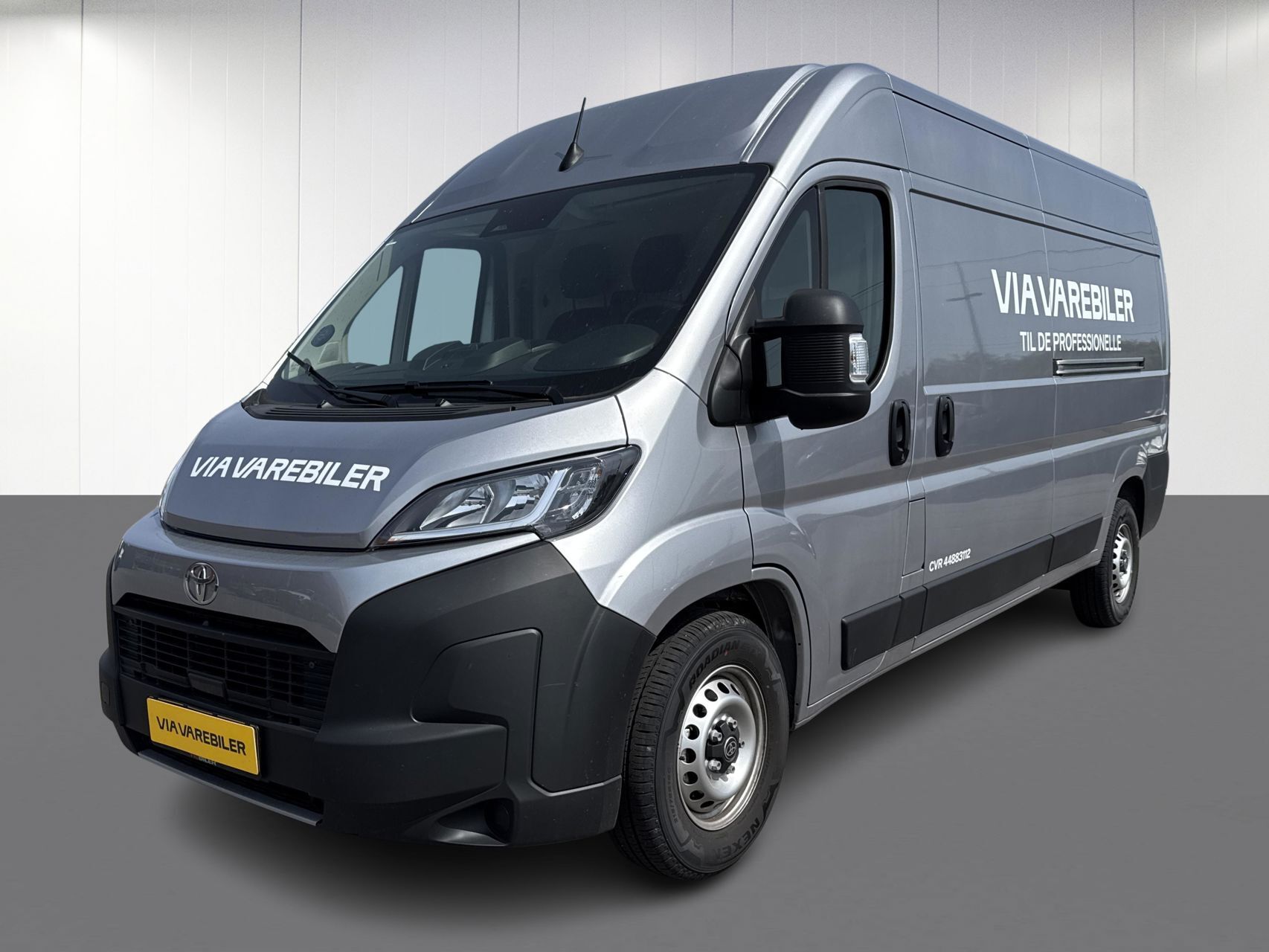 Grå Toyota Proace Max fra 2024 set udefra