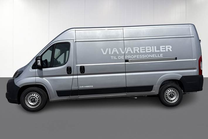 Grå Toyota Proace Max fra 2024 set udefra