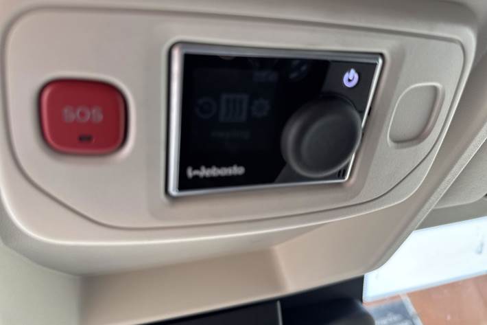 Grå Toyota Proace Max fra 2024 set indefra